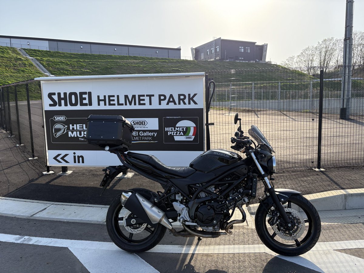 nobu1853's tweet image. 茨城県稲敷市にOpenする、『ヘルメットパーク』を下見ツーリング。新婚の頃に江戸崎に住んでいたので、懐かしい道を走り抜け到着。写真を撮り眺めていると、レブル乗りの女性ライダーの方がいらしたのでご挨拶「🍕とギャラリー楽しみですよね〜」なんて会話を楽しみました。#SHOEI #ヘルメットパーク