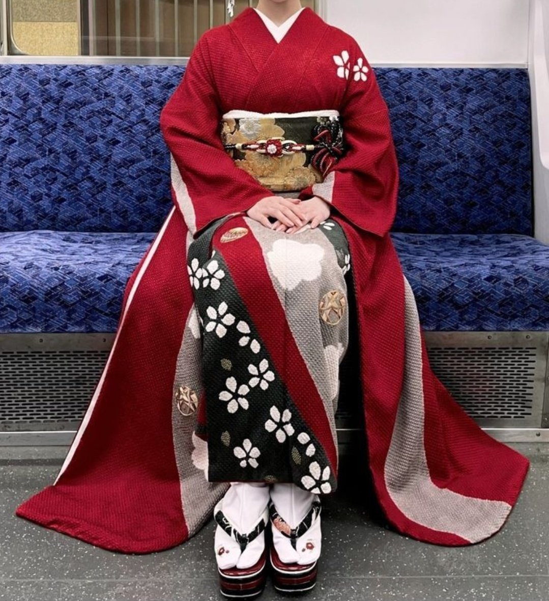 VB029_Lover's tweet photo. 振袖のお袖が汚れちゃう～
って感じの拾い画像です
まぁ、お尻も汚れてそうな
画像もありますねぇ
汚さない様にね！

#振り袖 #和服 #着物 #和装 #緊縛 #M女  #フェチ #足袋 #お嬢様 #令嬢 #汚れ #染み #ポーズ #光沢 #袂 https://t.co/CjxsUoyvmT