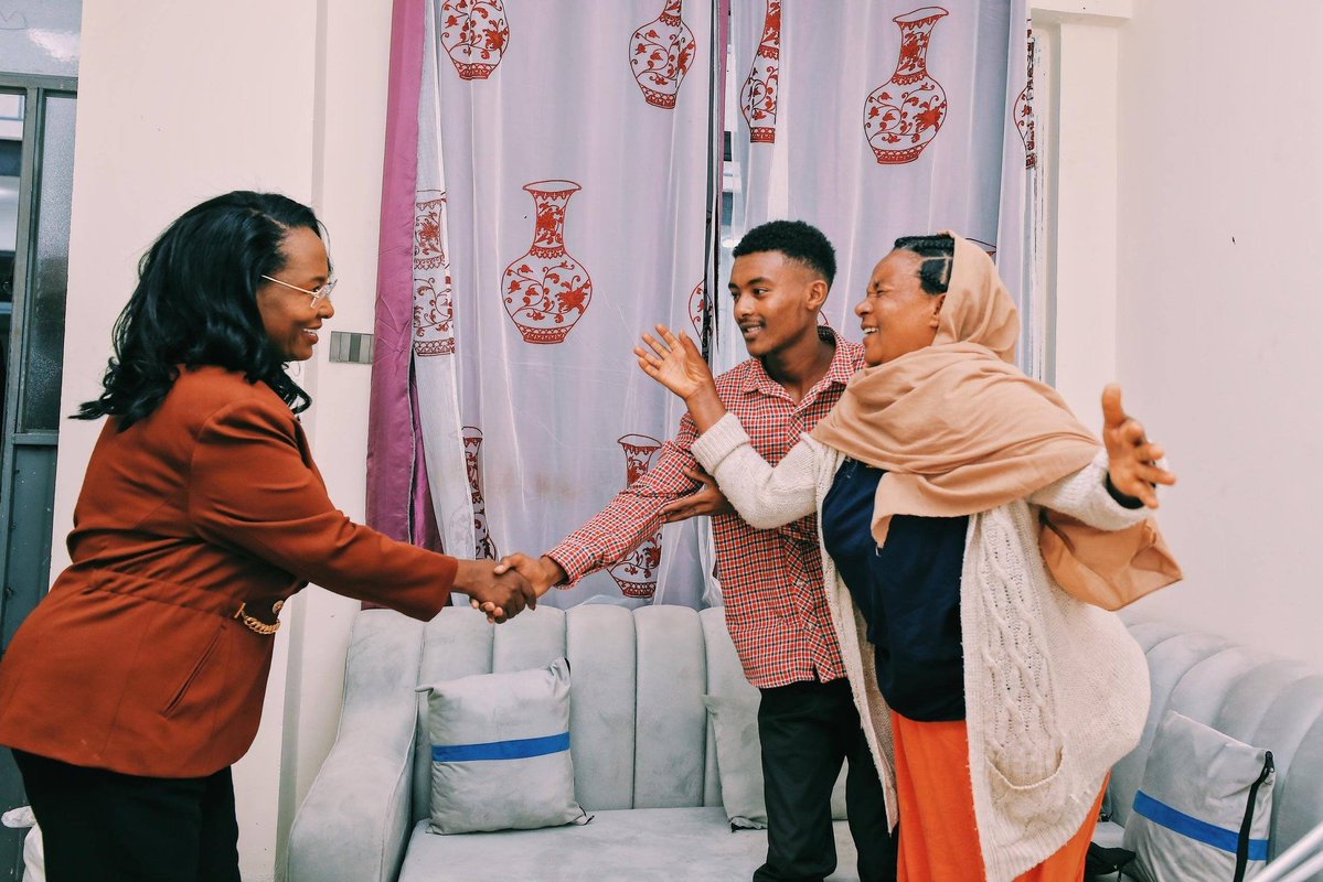 ebczena's tweet image. Mayor Adanech Abiebie celebrates the eve of Easter by handing over 215 modern, fully furnished homes to vulnerable residents across Addis Ababa.
#AddisAbaba #Mayor #Homes #Easter #EBC 
ebc.et/english/Home/N…