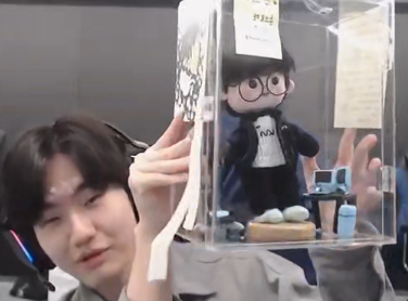 dua_0829's tweet image. 언제 올릴까 고민했는데 이제야 올리네요.
커리어선수 LCK 데뷔에 맞춰 어야(@uhya_0829)님과 함께 보냈던 인형과 잠옷, 엽서북 공유합니다.
선수가 잘해주길 바라는 마음으로 급하게 준비했었는데 결과물이 만족스러워서 행복했던 기억이 있네요.
앞으로도 많은 응원 부탁드립니다.
#career #커리어