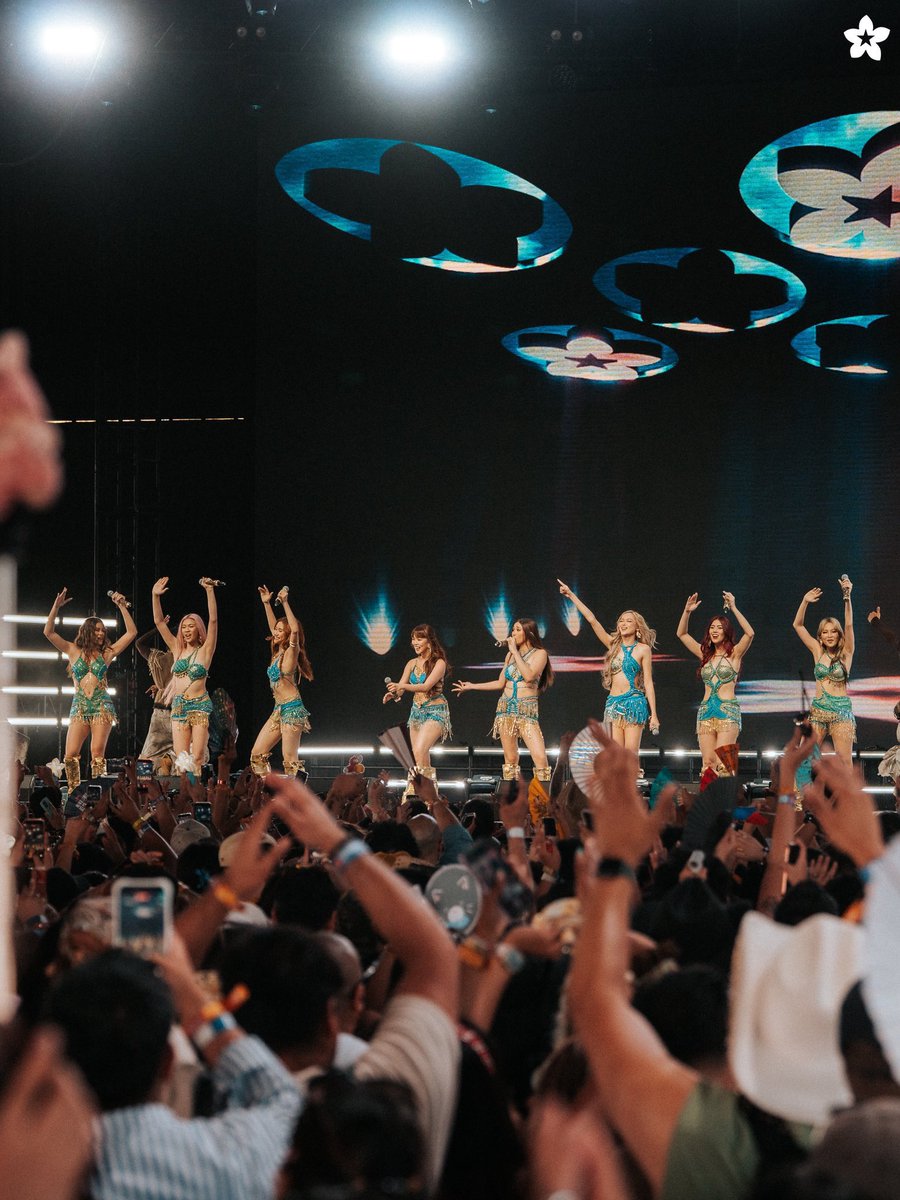 Yung namimigay ng flyers dati, eto na.. nasa Coachella 😭