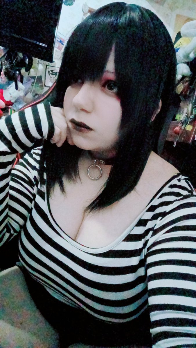 blackheart2195's tweet image. Meh.

(The collar gives this look an extra something)
#emo #darkmakeup #altfashion #meh #iwannapuke #noreallyiwannapukeandidkwhy