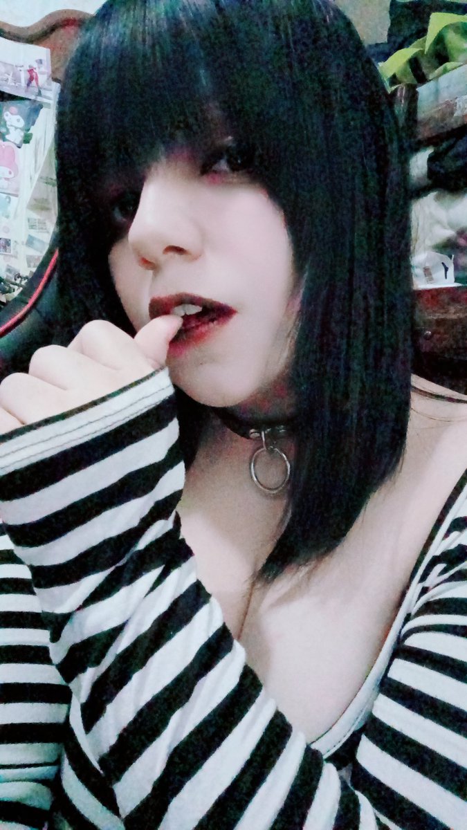 blackheart2195's tweet image. Meh.

(The collar gives this look an extra something)
#emo #darkmakeup #altfashion #meh #iwannapuke #noreallyiwannapukeandidkwhy