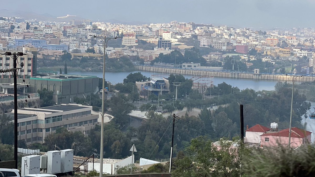 «مليحة  ومعين الغيم أرضعها
هذا الجمال فما ملت وما فَطَما
تفتقت أرضها عن سر فتنتها
مرابعاً أتعبت في عشقها أمما
ألقى لها المزن هتان الهوى غدقاً
فكل وادٍ يباهي حسنه القمما»