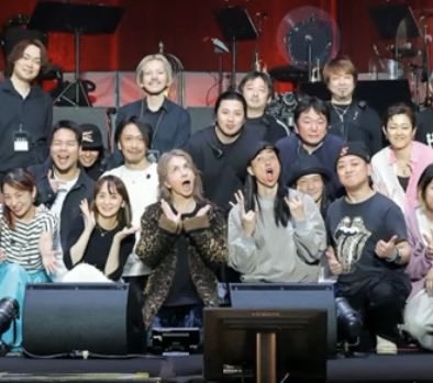 greenhydever's tweet image. オーケストラメンバーとの
最終日の横浜集合写真♡

和歌山もオーストリアも
バンドメンバーだけで
オーケストラメンバーとは横浜が最後

寂しいって言ってたけど
真ん中の２人...😂

#HYDE
#HYDECHANNEL
#HYDEOrchestraTour2026JEKYLL