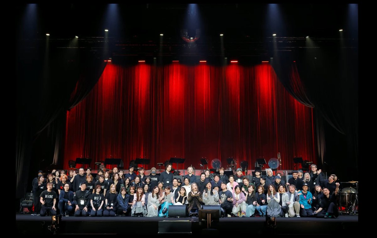 greenhydever's tweet image. オーケストラメンバーとの
最終日の横浜集合写真♡

和歌山もオーストリアも
バンドメンバーだけで
オーケストラメンバーとは横浜が最後

寂しいって言ってたけど
真ん中の２人...😂

#HYDE
#HYDECHANNEL
#HYDEOrchestraTour2026JEKYLL