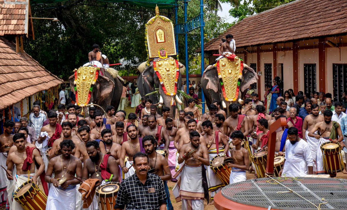 timesofindia's tweet image. #InPics | Devotees perform the ‘Sheeveli’ ritual in a grand procession with caparisoned elephants during the vibrant Thrissur Pooram celebrations at Manjummel Sree Krishna Swami Temple in #Kochi.

#ThrissurPooram #Sheeveli #KeralaFestivals #TempleTraditions