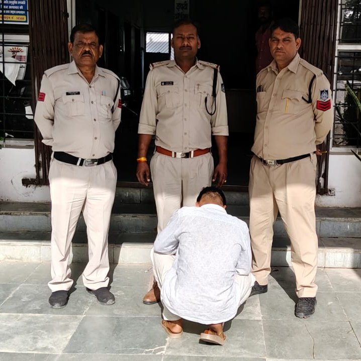 🚨 थाना कोतवाली पुलिस ने सुरेन्द्र हत्याकांड के फरार आरोपी उदय राजा परमार को गिरफ्तार किया।

👉 आरोपी आदतन अपराधी है और उसके खिलाफ पहले से कई गंभीर मामले दर्ज हैं।

✅ आरोपी के कब्जे से घटना में प्रयुक्त स्कूटी भी जब्त की।

#MPPolice
#DatiaPolice
#दतिया
