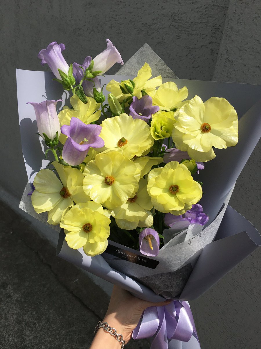 aupresol's tweet photo. 친구한테 좋은 일 생겨서 꽃 선물햇는데 고를 때부터 기분이 좋앗고 너무 이뻐서 주고 나서도 행복했음.. 빛 받으면 엄청 반짝거려 https://t.co/XIWvy2ywXY