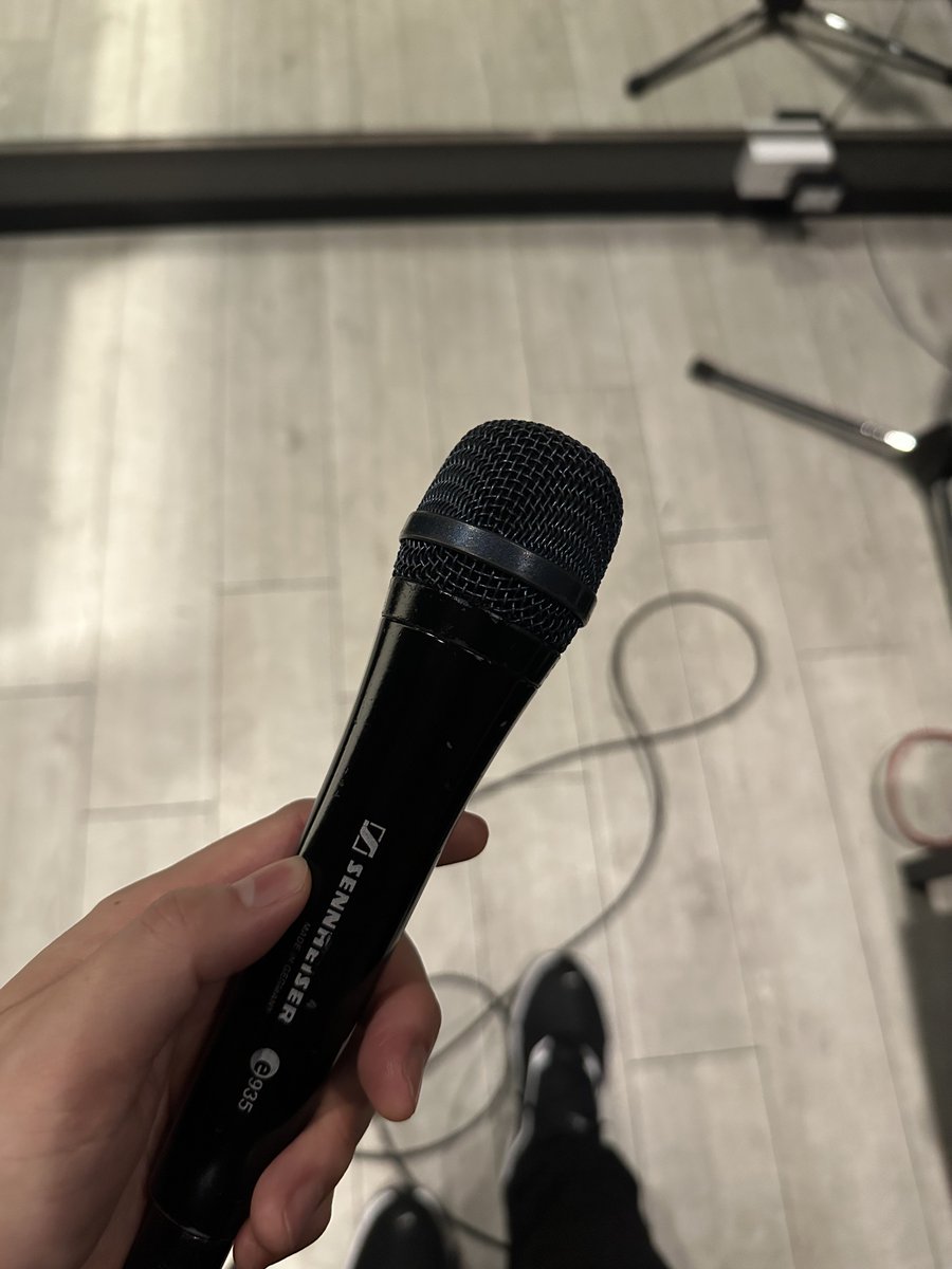 今日はSIRENEの歌リハ🎤

表情筋が硬いw

22日がベストな状態にもっていけるように頑張ります°･🐠

楽しみにしててください🧜‍♀️