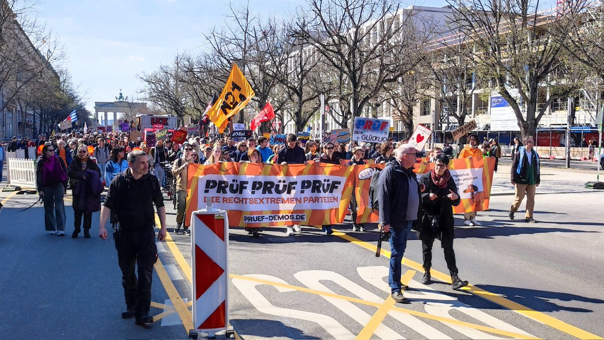 KaterHofmann's tweet photo. Berliner #Prüf Demo ist groß. Anliegen ist die Überprüfung rechtsextremer Parteien. #B1104 https://t.co/572iiJhoBl