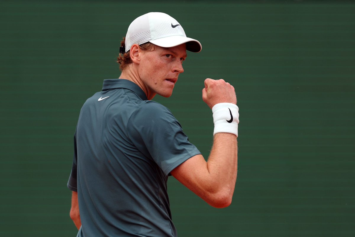 SinnerTheFox's tweet image. نهاية المباراة ضد الألماني زفيريف بالفوز

6-1 6-4 

• السجل في 2026 حتى الان 2-23

- النهائي الأول في مونتي كارلو
- الفوز الـ21 على التوالي في بطولات الماسترز

مستوى عااالي من يانيك 👏🏻

إلى دور النهائي ضد الكاراز 🇪🇸 أو فاشيرو 🇲🇨⏳
 #RolexMonteCarloMasters