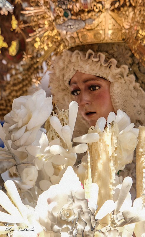 “Te contaré mi quebranto:
Yo no le temo a la muerte,
Le temo a dejar de verte
Si amanece un viernes santo”

📸 Olga Labrado 

#SSantaSevilla26 #MadrugáMacarena26