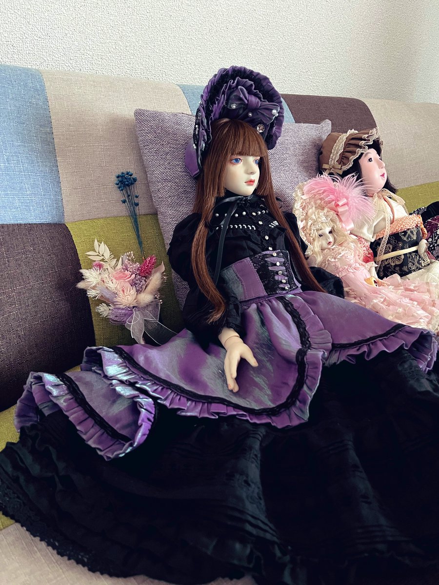 ふんだんな布量！
こういうボリューミーなドレスもきっと似合うと思っていたのでとても嬉しい。ドレスの色味は完全に私の好みで選びました💦
ベースが黒系というのは確定事項だったのですが  この紫が...可愛くて...青や金でも絶対に似合うとは思って迷ったのですが...でも可愛くて...