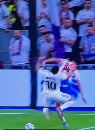 Messismo_010's tweet photo. Jajajaja, denle el Óscar al generalísimo mbappe 🫡 😂😂😂
Y lo peor de todo es que hay madrilocas diciendo que es penalti 😂😂😂 #Mbappé #realmadrid #girona #realmadridgirona #futbol https://t.co/uZ0NkXQLmb