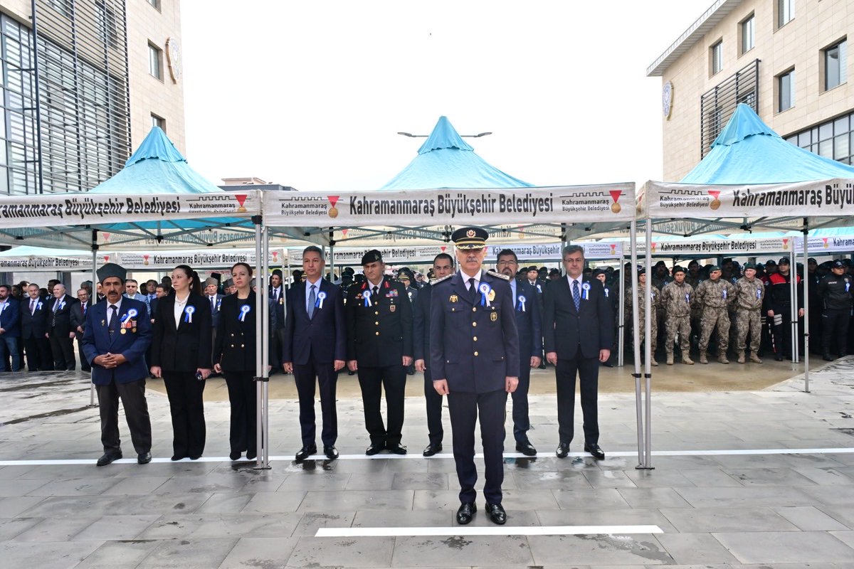 kizilaymaras's tweet photo. Milletimizin huzur ve güvenliği için gece gündüz demeden fedakârca görev yapan tüm emniyet mensuplarımızın Polis Haftası’nı en içten dileklerimizle kutluyoruz. 🚔🇹🇷

#PolisHaftası #TürkKızılay https://t.co/Qt8H4jVbL0