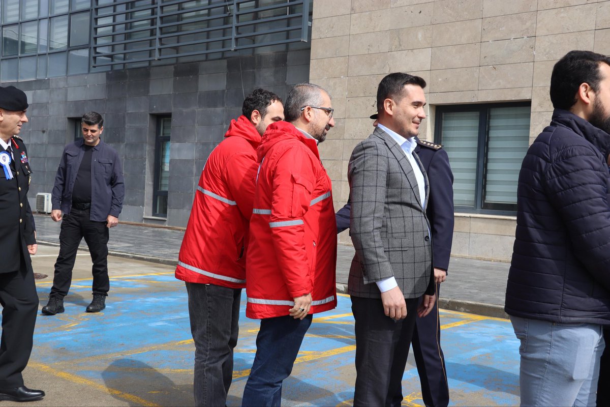 kizilaymaras's tweet photo. Milletimizin huzur ve güvenliği için gece gündüz demeden fedakârca görev yapan tüm emniyet mensuplarımızın Polis Haftası’nı en içten dileklerimizle kutluyoruz. 🚔🇹🇷

#PolisHaftası #TürkKızılay https://t.co/Qt8H4jVbL0