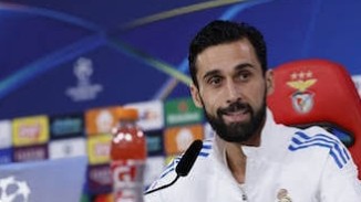 Messismo_010's tweet photo. Arbeloa, porfavor, quédate en el Madrid todos los años que puedas 😂, que eres muy reCONOcido para los madridistas 😂😂😂 #arbeloa #realmadrid #futbol https://t.co/1gEjCLYVX5