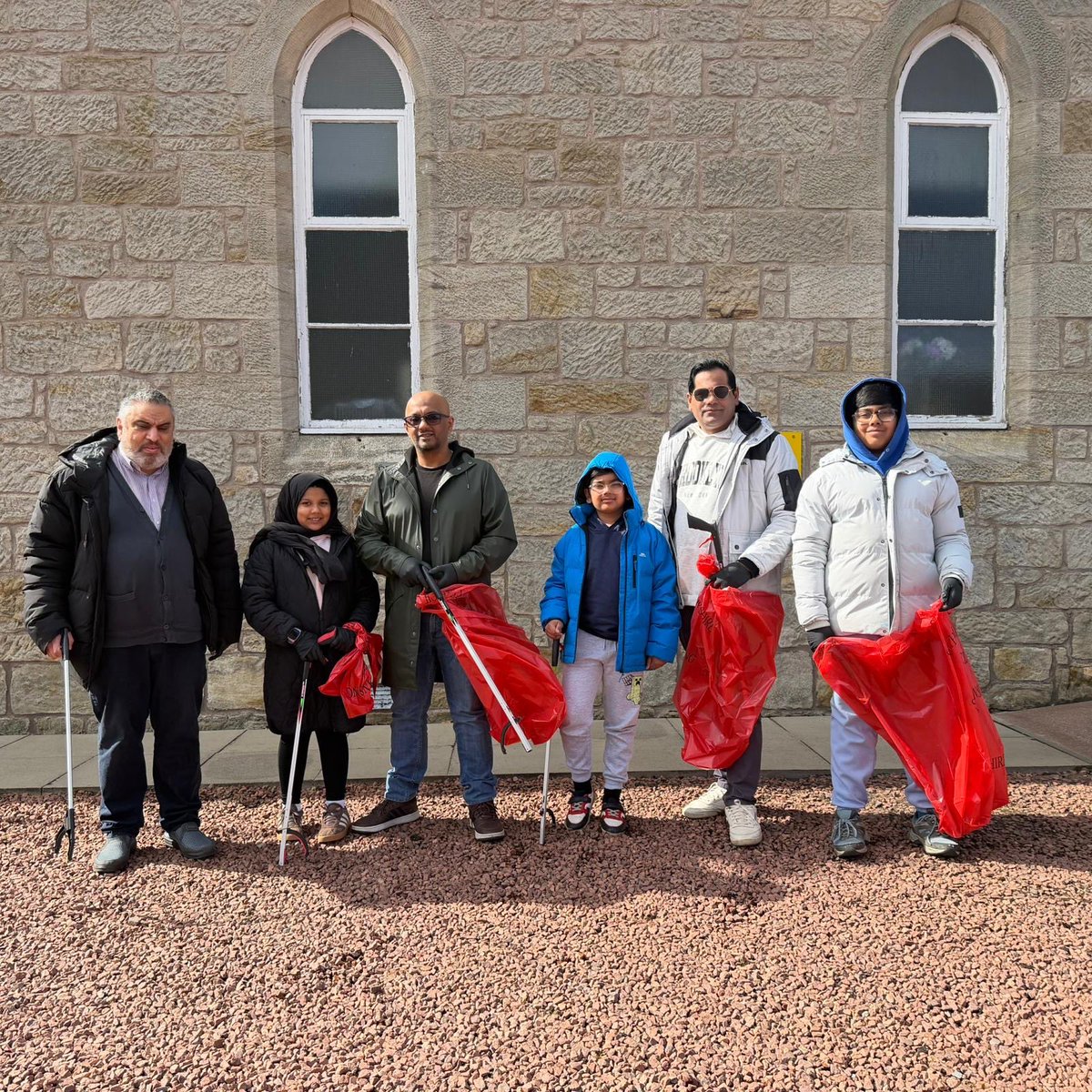 AhmadiyyaGS's tweet image. 🕌 Ahmadiyya Muslim Glasgow in Carluke #Scotland
Today we rolled up our sleeves for a litter pick &amp;amp; food donation following the practice of
The #Prophet Muhammad (pbuh)“Cleanliness is half of faith” 
“The best of you are those who feed others.”

Love for All, Hatred for None ❤️🌍