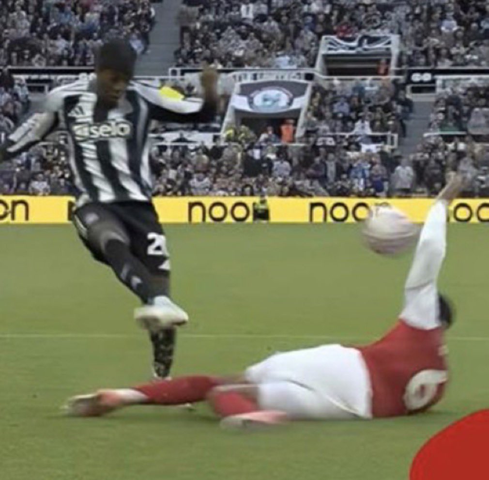 NUFCBlogcouk's tweet image. ❌ Left: No penalty 

✅ Right: Penalty 

Zero consistency, once again 🤷‍♂️

#NUFC #AFC #AFCB