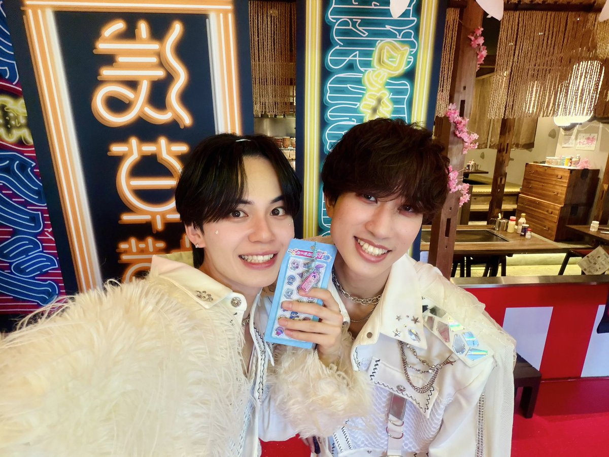 ari_rapinz's tweet image. シールお渡し会 in 浅草横町🏮✨️
楽しんで頂けたでしょうか！？

今日もたくさんのRaZに会えて幸せだったなぁ😌

会いに来てくれたRaZ！
今日出逢えたみなさん！　　　
ありがとうございました🙌🏻

2日後はシール交換会！！！
まだまだ楽しむ準備しておいてね🔥

#RapiNz
#RaZ