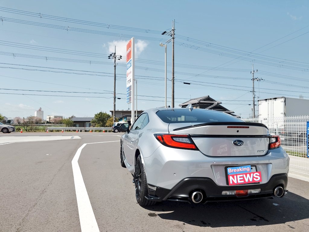 marl0401's tweet photo. 洗車後の後ろ姿がたまらなく好き。
刺さる人には刺さるカッコよさ。
#BRZ #シルバー https://t.co/bTi5gJV7us
