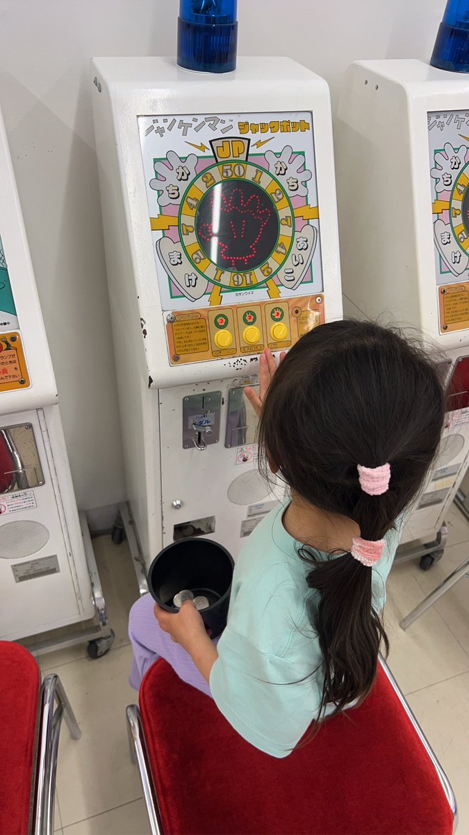 長女はパパと大会へ。

こちらお留守番組。

午後買い物行ったら

ミッキーじゃんけんやりたい！

っていうので(ミッキーの手に似てるかららしい)

100円分だけメダルに変えてあげてやらせてあげたの。すぐ帰る気で。

……勝って50枚出てきて焦った笑

全部使い切ってきたけど、時間かかったー
