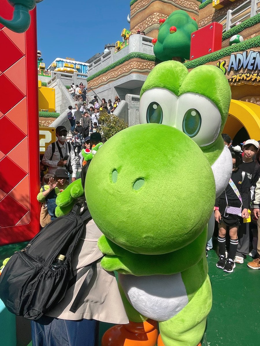 大好きなヨッシーとツーショ＆ハグできて幸せ
大人げなく頭にヨッシーを乗せてリュックにもヨッシーを付けてアピールした甲斐があったよ🦕🥚笑