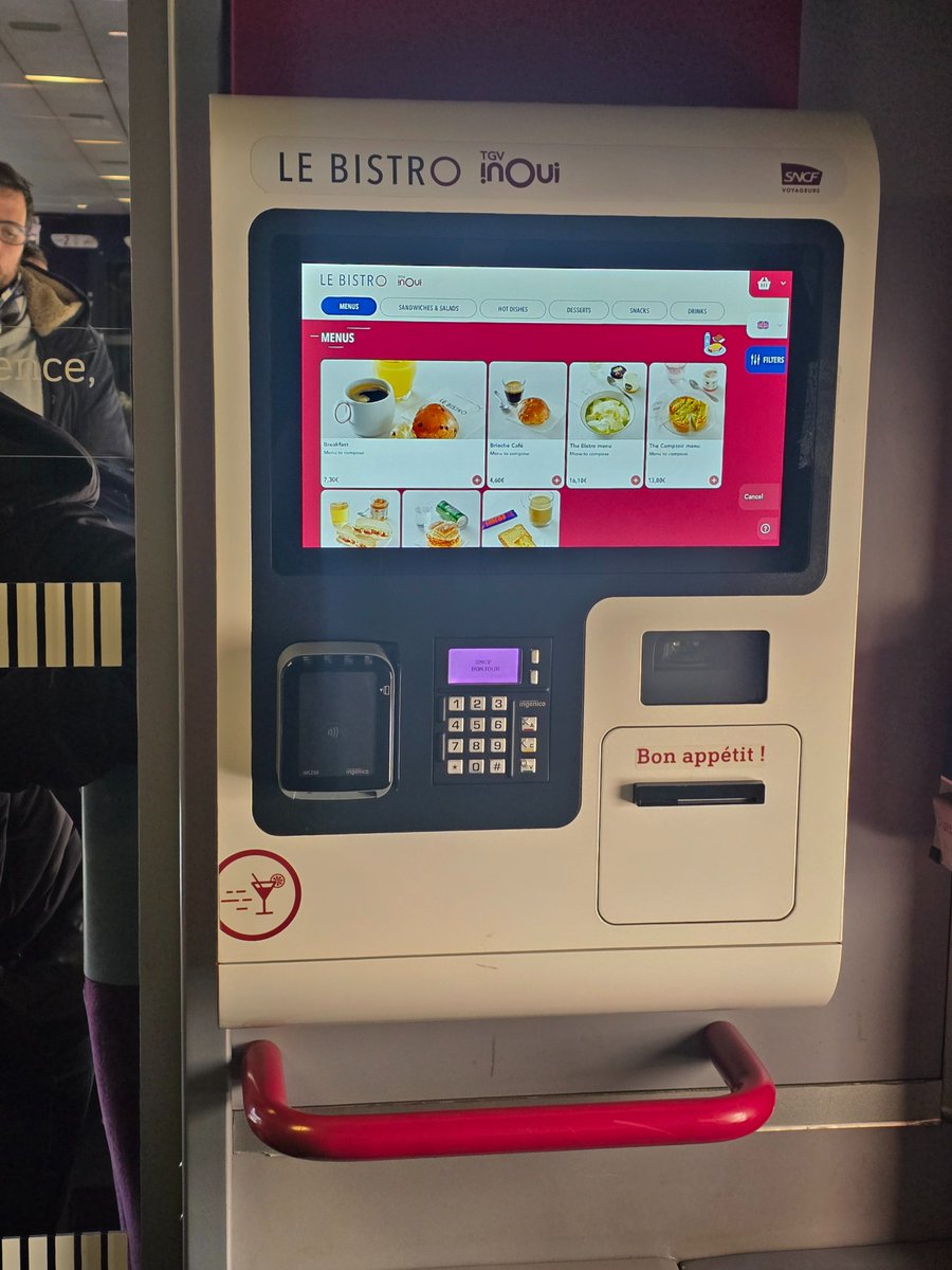Chika_pipi's tweet image. TGVに食べ物の自販機？みたいなのあったんだけど、これポチったらどこで受け取れるの？ その場で出てくるのか、それとも別の場所に移動するのか謎すぎる……。
帰りに買ってみようかなと思ってるんだけど、どれが美味しいんだろ。 これ使ったことある人、受取場所とおすすめ教えて！

#TGV #France