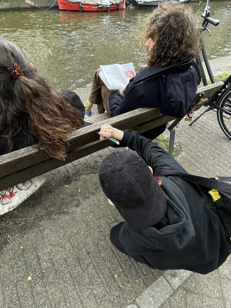 saltmy_'s tweet image. #iel écrit nos initiales sur le banc de nos étoiles contraires