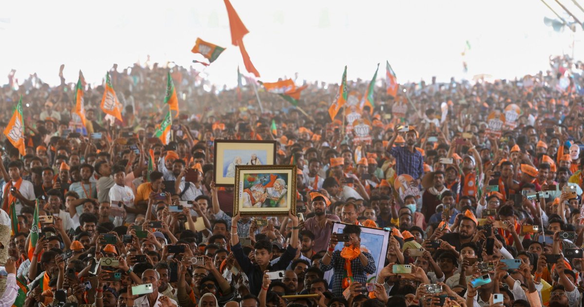 narendramodi's tweet photo. জঙ্গি��ুরের জনসভায় সাধারণ মানুষের এই বিপুল অংশগ্রহণ স্পষ্টভাবে বুঝিয়ে দিচ্ছে যে পশ্চিমবঙ্গের মানুষ তোষণ এবং দুর্নীতির রাজনীতি থেকে মুক্তি চান।

তাঁরা এবার বিজেপি সরকার নির্বাচিত করার মনস্থির করে ফেলেছেন... https://t.co/LFFcmi8qFQ
