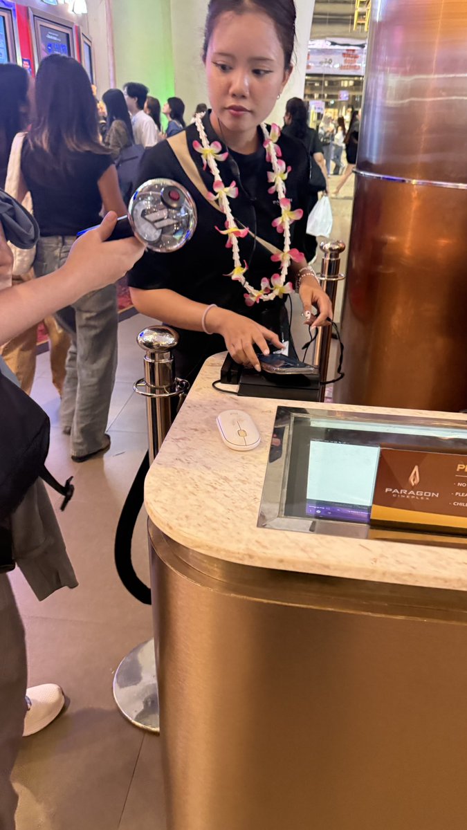 ใครลืมมี่บอมม์ที่พารากอนคะ เจอในห้องน้ำนะคะ ฝากไว้กับพี่พนักงานแล้ว