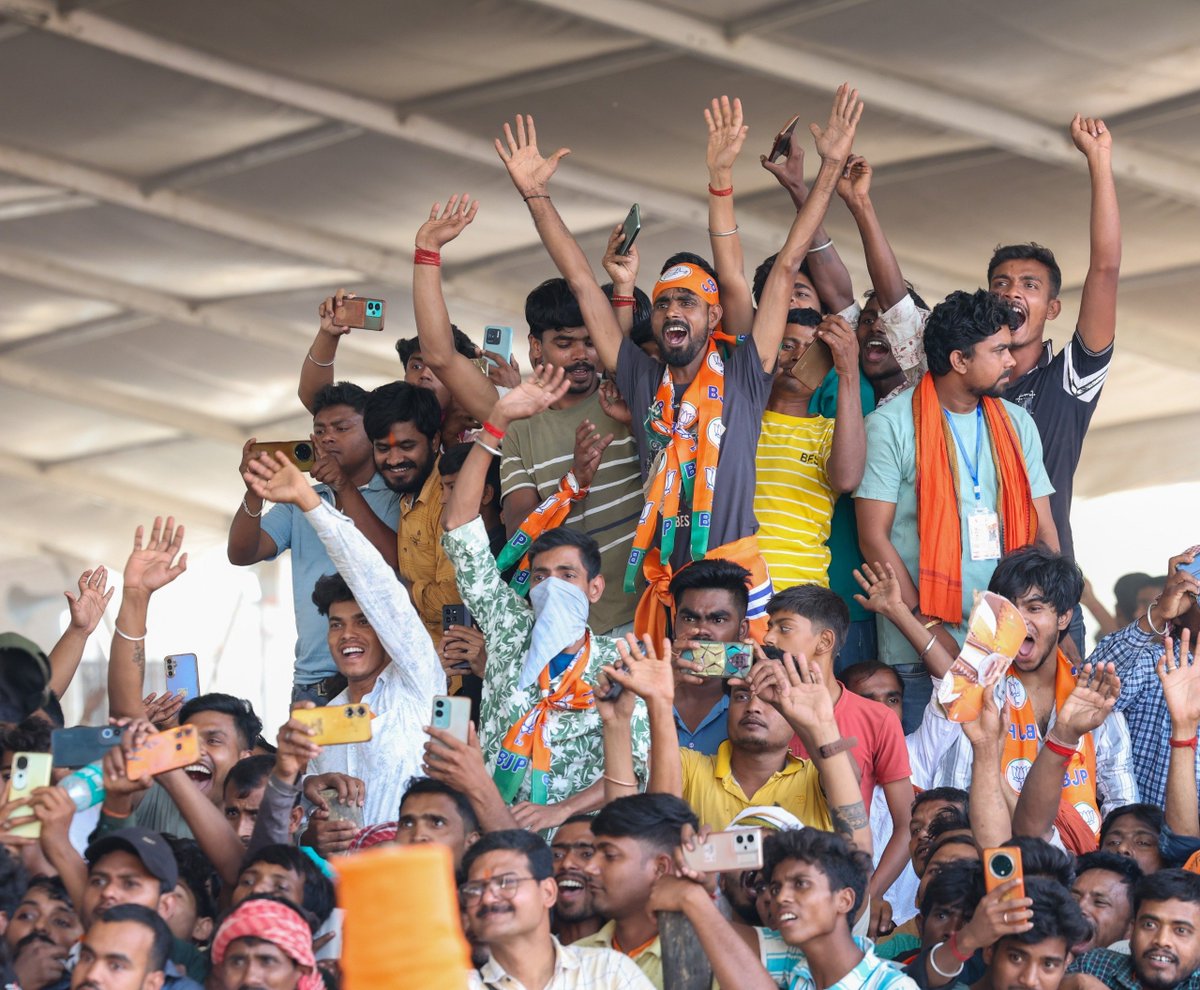 জঙ্গিপুরের জনসভায় সাধারণ মানুষের এই বিপুল অংশগ্রহণ স্পষ্টভাবে বুঝিয়ে দিচ্ছে যে পশ্চিমবঙ্গের মানুষ তোষণ এবং দুর্নীতির রাজনীতি থেকে মুক্তি চান।

তাঁরা এবার বিজেপি সরকার নির্বাচিত করার মনস্থির করে ফেলেছেন...