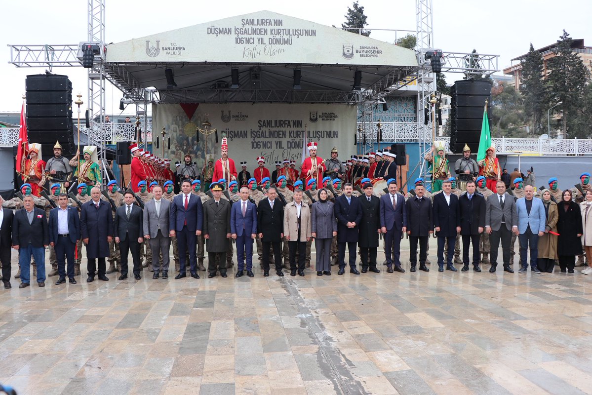 🇹🇷 11 Nisan Şanlıurfa’mızın düşman işgalinden kurtuluşunun 106. yıl dönümü vesilesiyle Rabia Meydanı’nda düzenlenen programa, il protokolümüz ve Şanlıurfalı hemşerilerimizle birlikte katılım sağladık.

Şanlı şehrimiz Şanlıurfa’nın kurtuluşunun 106. yıl dönümü kutlu olsun.