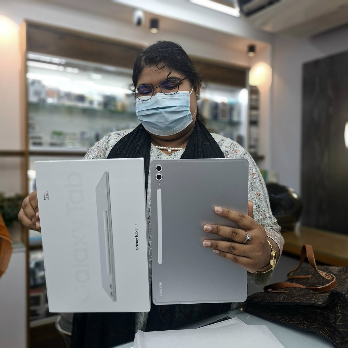 intimekhulna's tweet image. আপনাদের দোয়া ও সমর্থন আমাদের একান্ত কাম্য🤝

আপনার পছন্দের Smartphones, Gadgets এবং Accessories এর কেনাকাটা হবে নিশ্চিন্তে!

যে কোন প্রয়োজনে যোগাযোগ করুনঃ 01791696262

#happyclients #happyfaces #intimekhulna #intimeshop #intimemobileshop #mobileaccessories #onlineshopping