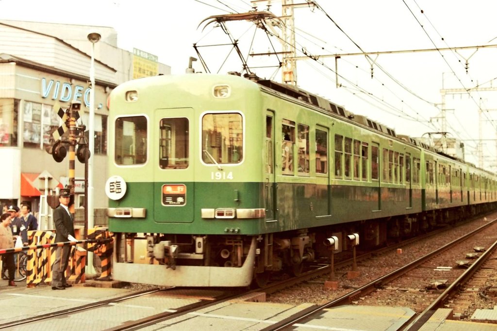 EF32-1 tweet media