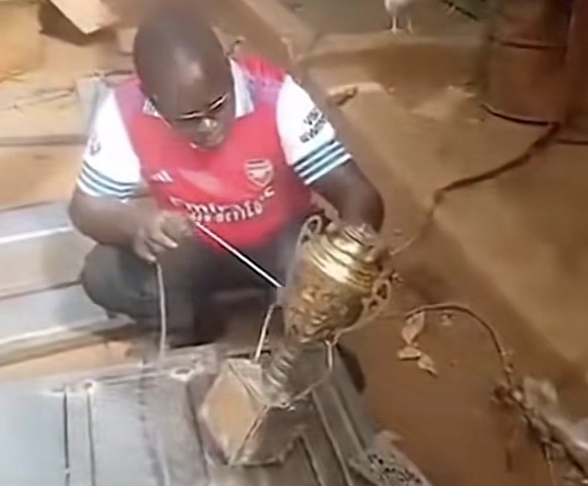 Blessedonx1's tweet photo. The only way Arsenal is getting a trophy this season 

Bottle no be insult again, na Arsenal identity https://t.co/xzrV0gca3y
