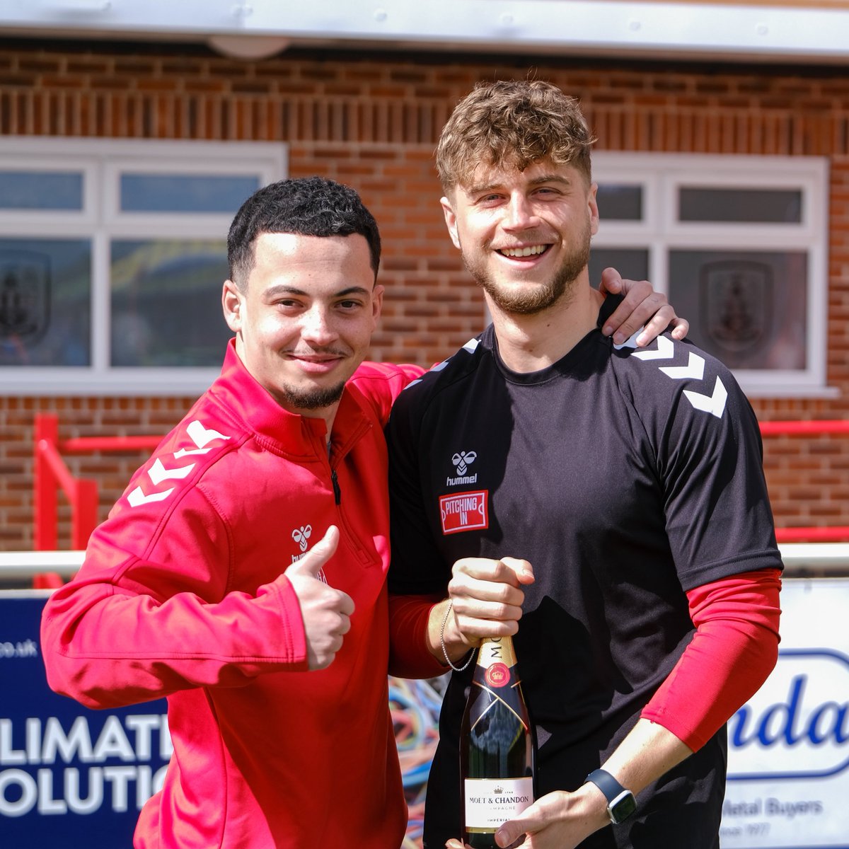 ilkestontown_fc's tweet photo. Ahead of this afternoon’s match we celebrated Sam Parker’s 100th Ilkeston Town appearance! 🍾

The Robins defender surpassed the milestone in February and today makes his 102nd start for the club, congratulations Sam! 👏

#OneTownOneClub https://t.co/zTjfB6pPGJ