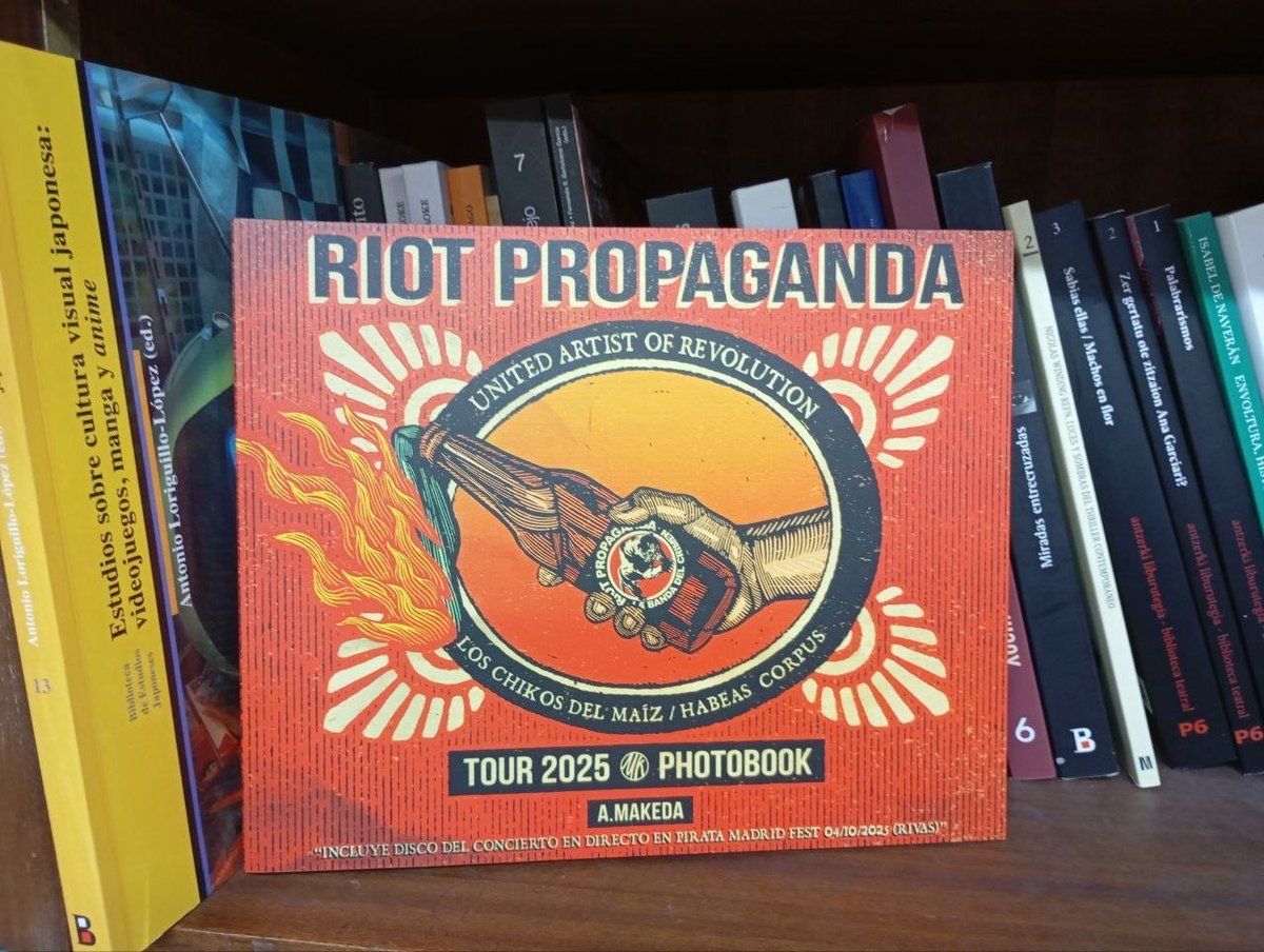 Antifaxismoa's tweet image. El compañero fotógrafo 📸 A. Makeda nos presenta en #Bilbao @LouiseLiburuak el trabajo 📕Riot Propaganda 

Ama la musica Odia el fascismo 
Por una escena musical Antifascista 

@OskarMatute @Antifaxismoa @Rockcontraelfa1 
@RiotPropaganda_ @TxabiBranka