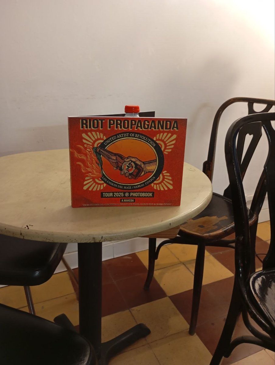 Antifaxismoa's tweet image. El compañero fotógrafo 📸 A. Makeda nos presenta en #Bilbao @LouiseLiburuak el trabajo 📕Riot Propaganda 

Ama la musica Odia el fascismo 
Por una escena musical Antifascista 

@OskarMatute @Antifaxismoa @Rockcontraelfa1 
@RiotPropaganda_ @TxabiBranka