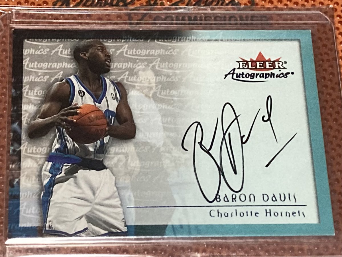 tak23tk's tweet photo. 新着マイコレ

2000-01 Fleer autographics
Baron Davis (BLACK INK)

選手的にはコンプ済みながらも、
黒インクで統一するつもりがBaronだけ青インクで、そのうち入手すればと後回しにして忘れてたのを思い出しやっと入手…

後はオラジュワンのノーマル版を入手出来れば全てノンシリ&amp;黒✒️完成か…… https://t.co/s7eoDCBNdZ
