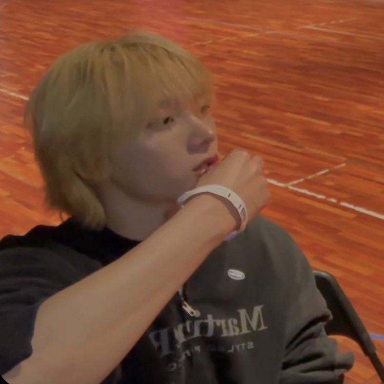 성호 손목에 팔찌 있오ㅎㅎㅎㅎ