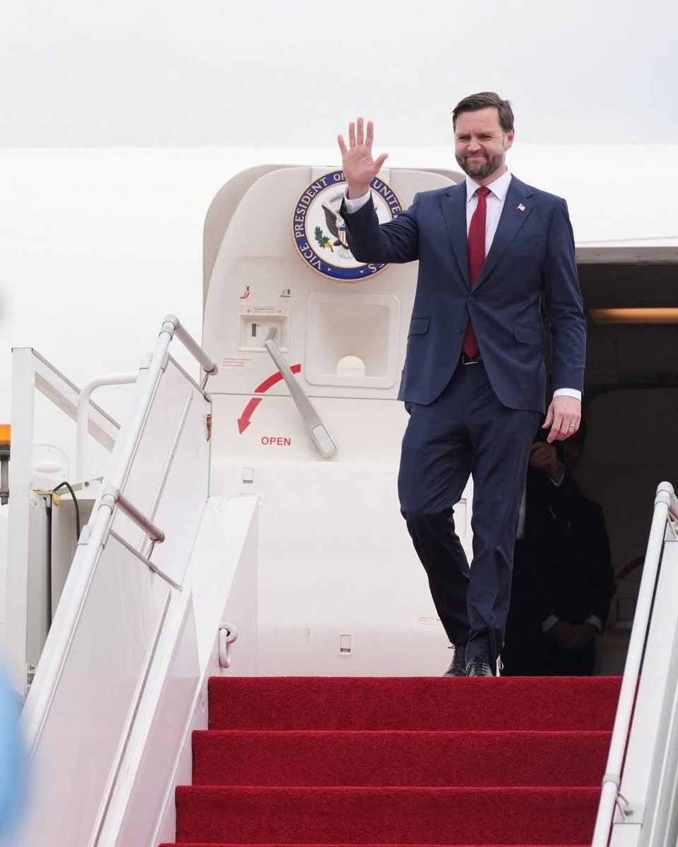 #islamabadpeacetalk 
🌍 Strong Foreign Policy — Global 
Leadership aur Pakistan ka Role
آج کی دنیا میں طاقت صرف ہتھیاروں سے نہیں، بلکہ smart diplomacy سے ثابت ہوتی ہے۔
جیسے عالمی لیڈرز بھی یہی سمجھتے ہیں کہ:
پہلے pressure، پھر negotiation — یہی کامیاب حکمت عملی ہے۔
اور یہی وہ