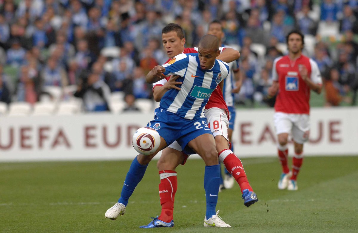 FCPorto's tweet image. #SabiasQue 💡 Fernando Reges foi um dos vencedores da nossa Liga Europa em 2011?
Agora podes reviver esse momento: já está disponível a camisola réplica da final e podes personalizá-la com o nome dos heróis dessa conquista. 💙

➡ store.fcporto.pt/pt/camisola-re…