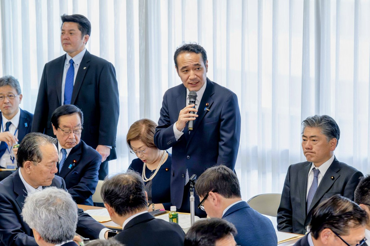 4月11日
午後は、党本部で開催された全国幹事長会議において、筆頭副幹事長として進行を務めました。党本部から高市早苗総裁をはじめ執行部、各都道府県連からは幹事長及び事務局長が参加し、協議を行いました。来年の統一地方選挙等に向け党本部と地方組織が一致結束して臨むことを確認しました。