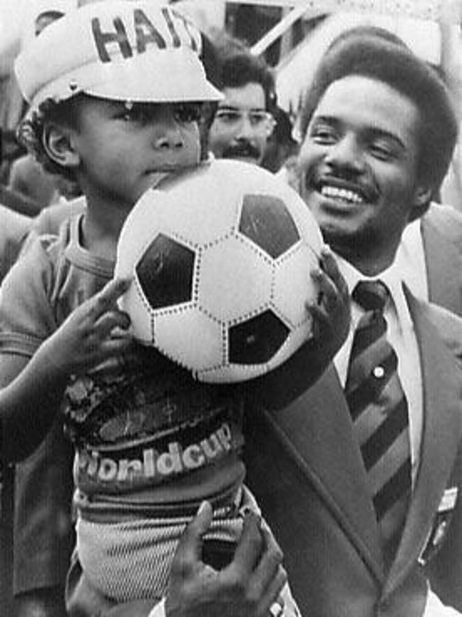 Haitianaute's tweet image. 🇭🇹🇩🇪⚽ Un très jeune fan de la Sélection haïtienne de football à la Coupe du Monde de 1974, en Allemagne. #Haiti