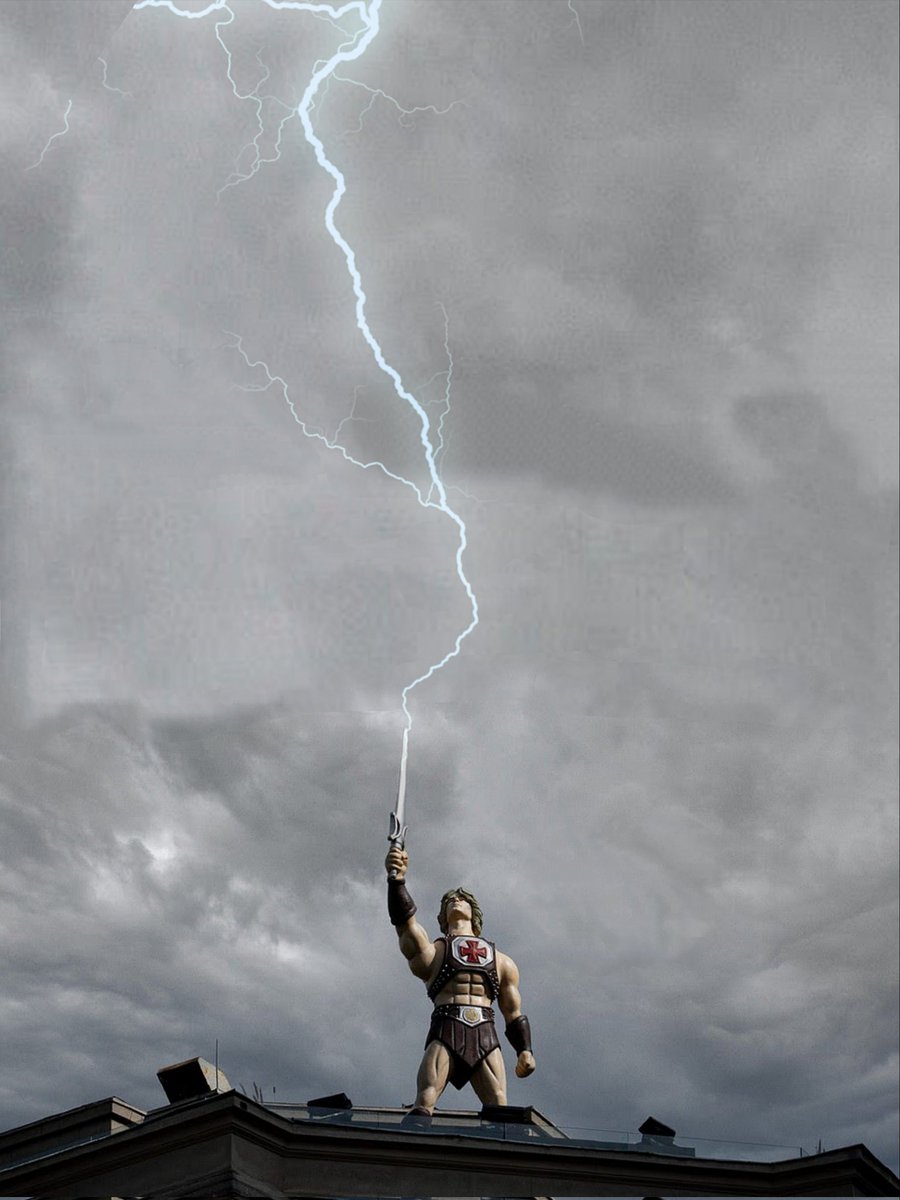 En São Paulo, Brasil, Mattel ha colocado una estatua de seis metros del He-Man de la próxima película a modo de pararrayos en lo alto de un edificio y me parece la estrategia de marketing más inteligente de la historia.