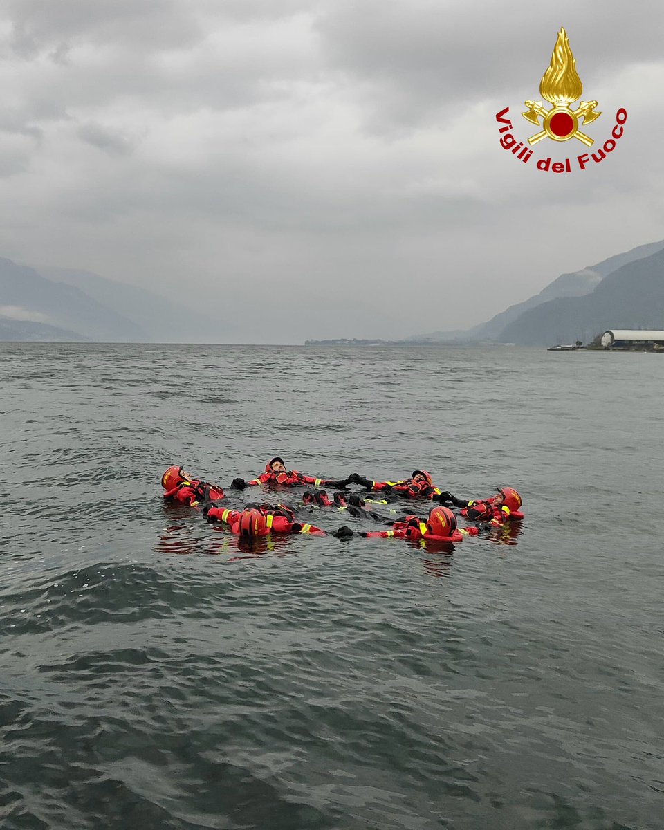 vigilidelfuoco's tweet image. Per giorni il lago di Como è diventato lo scenario ideale per un addestramento ATP (Autoprotezione in Ambiente Acquatico): basse temperature fuori e dentro l’acqua, #vigilidelfuoco in azione con l’idrocostume a tenuta stagna per simulare manovre di soccorso