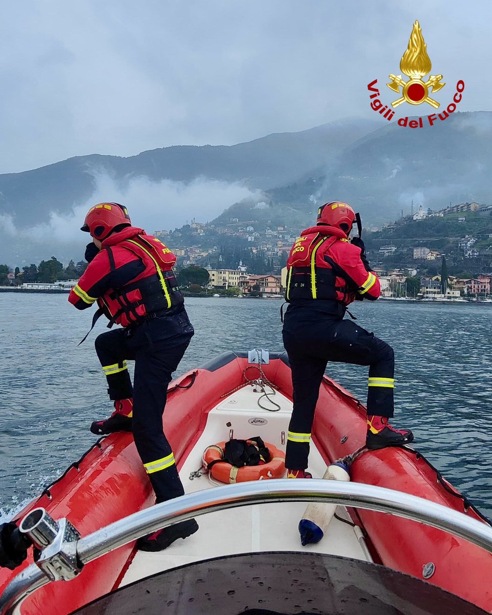 vigilidelfuoco's tweet image. Per giorni il lago di Como è diventato lo scenario ideale per un addestramento ATP (Autoprotezione in Ambiente Acquatico): basse temperature fuori e dentro l’acqua, #vigilidelfuoco in azione con l’idrocostume a tenuta stagna per simulare manovre di soccorso