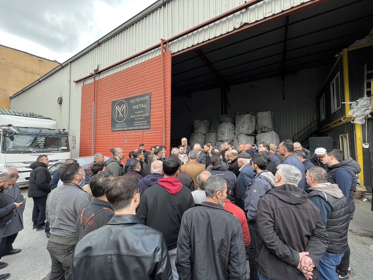 saadetsgazi's tweet photo. Cebeci Mahallesinde Esnafın Sesi Duyuldu

Cebeci Dökümcüler ve Geri Dönüşümcüler Sitesi’nde, rezerv alan kararı nedeniyle mağduriyet yaşayan yaklaşık 350 esnafın sorunları yerinde dinlendi.

Milletvekilimiz Mustafa Kaya ve İlçe Başkanım��z Hüsnü Nazlı, esnafımızla bir araya gelerek taleplerini dinledi ve sürecin takipçisi olacaklarını ifade etti.

Esnafımız çözüm bekliyor.
